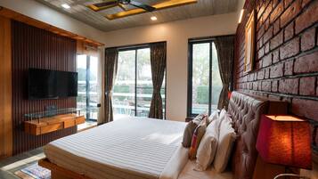 6 bedrooms, iron/ironing board, WiFi, bed sheets