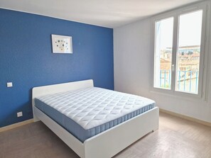 Tabla de planchar con plancha, wifi y ropa de cama 