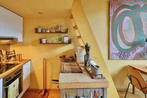 Coffee/tea maker, oven, dishwasher - Colourful flat with courtyard in central Oslo (Oslo)