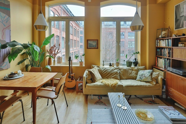 TV - Colourful flat with courtyard in central Oslo (Oslo)