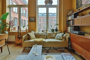 TV - Colourful flat with courtyard in central Oslo (Oslo)