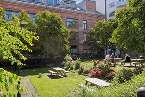 Outdoor dining - Colourful flat with courtyard in central Oslo (Oslo)