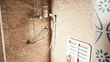 Dusche, Haartrockner, Handtücher, Seife