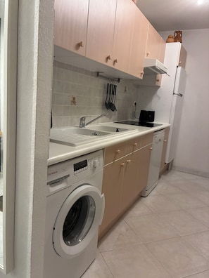 Coffee/tea maker, fridge, microwave, oven - At the port of Cavalaire-sur-Mer (Cavalaire-sur-Mer)