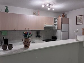 Coffee/tea maker, fridge, microwave, oven - At the port of Cavalaire-sur-Mer (Cavalaire-sur-Mer)