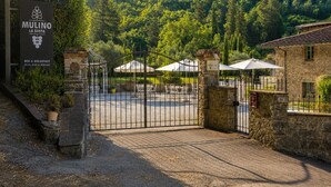 A gated entrance to a property with a sign indicating it offers bed and breakfast, wine, and heritage. - Mulino La Sosta (Camaiore)