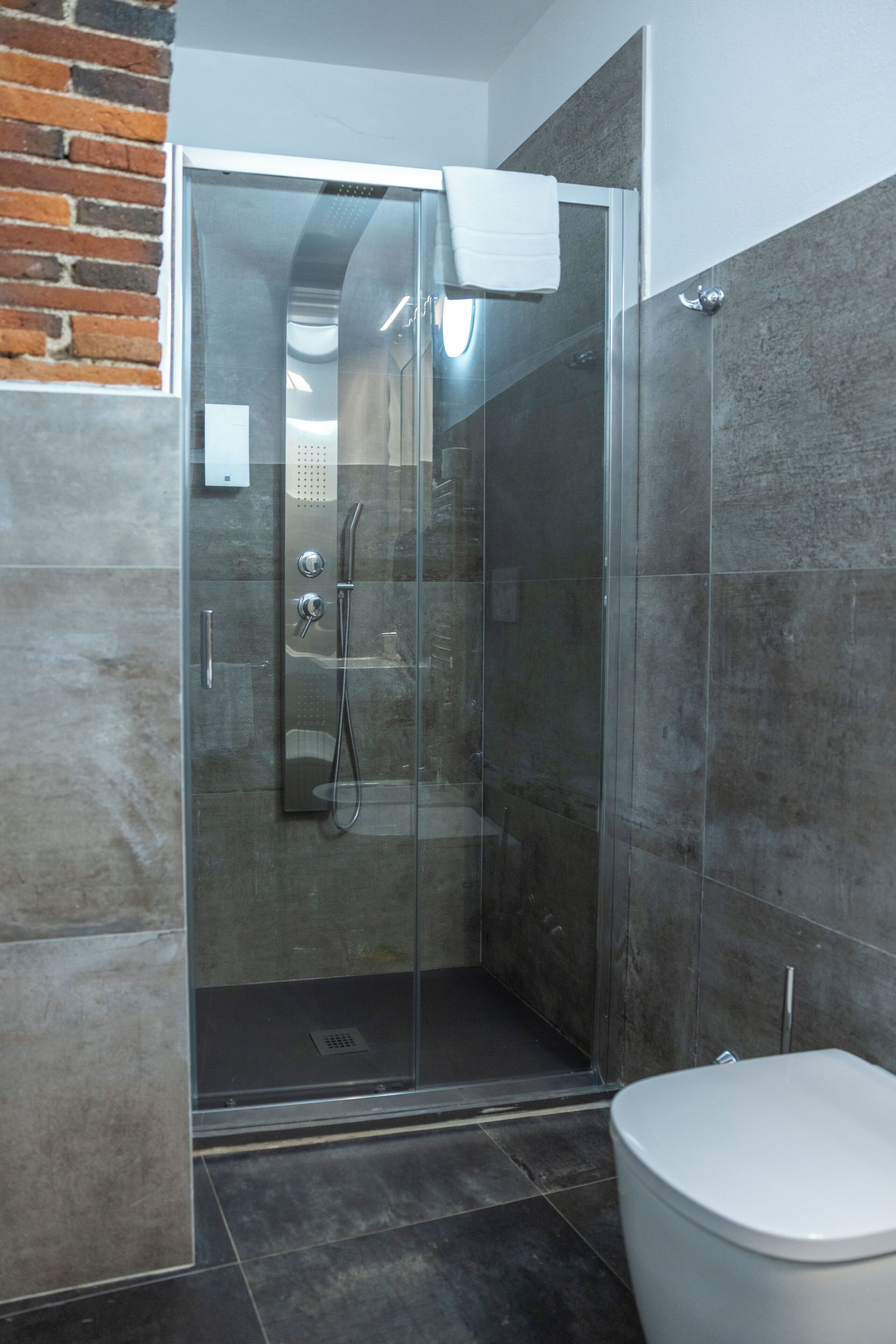 Quarto casal club | Banheiro | Chuveiro, secador de cabelo, bidê, toalhas de banho