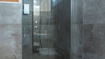 Quarto casal club | Banheiro | Chuveiro, secador de cabelo, bidê, toalhas de banho