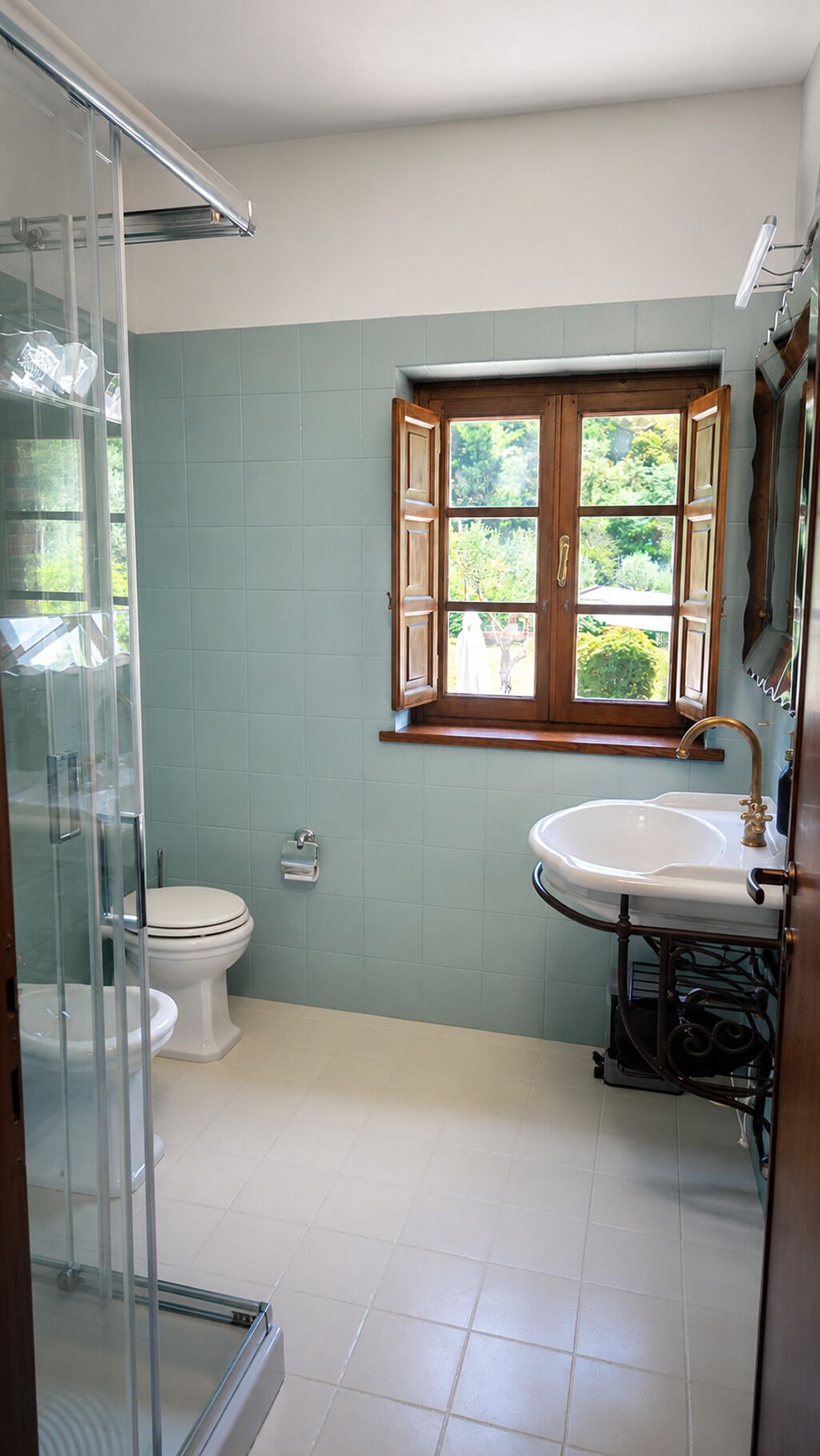 Deluxe Double Room | Bathroom | Shower, hair dryer, bidet, towels