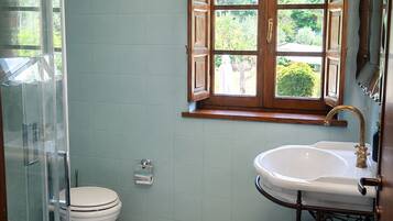 Deluxe Double Room | Bathroom | Shower, hair dryer, bidet, towels