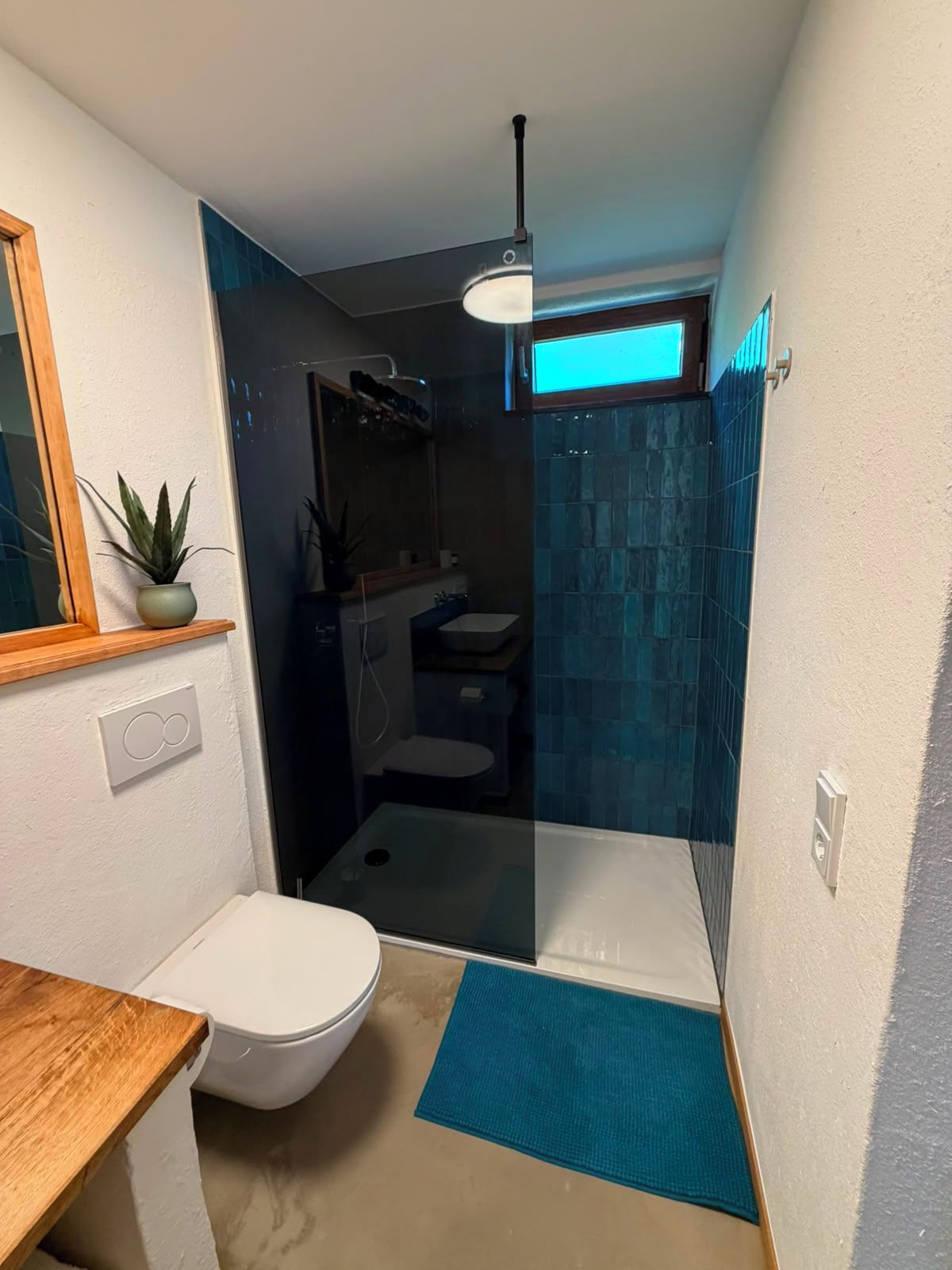 Ein kleines Badezimmer mit Toilette, Waschbecken und Duschbereich.