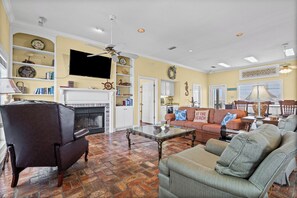 Living area - Gulf View Canal Front Home, Steps to St. Stephen’s Gulf Beach (Dauphin Island)