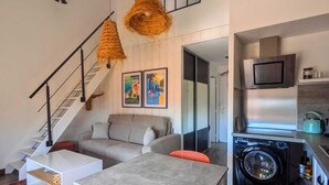 Eine moderne Wohnung mit Küche, Essbereich und Wohnzimmer.
