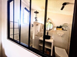 A bathroom with a window, a mirror, a sink, and a toilet. - BRIGHT DUPLEX LOFT WITH BALCONY ~ 10-MINUTE WALK TO THE BEACH AND DOWNTOWN ~ PRIVATE PARKING ~ AIR CONDITIONING (Bandol)