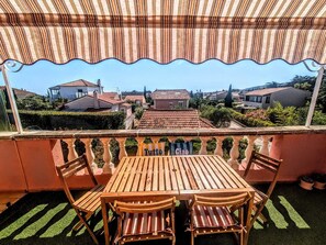 Outdoor dining - BRIGHT DUPLEX LOFT WITH BALCONY ~ 10-MINUTE WALK TO THE BEACH AND DOWNTOWN ~ PRIVATE PARKING ~ AIR CONDITIONING (Bandol)
