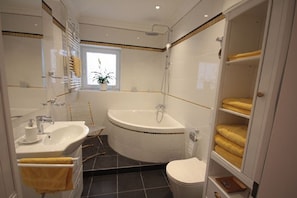 Hair dryer, towels, soap, shampoo - Vrbo Property (Wasserburg am Inn)