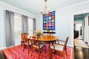 Dining - Charming 2-bedroom Apt close to Downtown San Antonio (San Antonio)