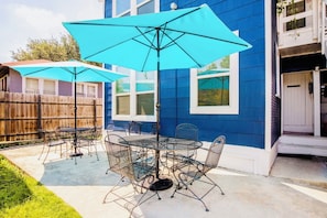 Outdoor dining - Charming 2-bedroom Apt close to Downtown San Antonio (San Antonio)