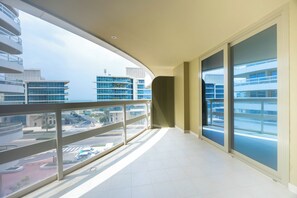 Un balcón con vistas a edificios modernos y una calle.