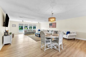 Dining - Big Isle - 5BR/3.5BA Lake Martin home with 2 living spaces! Sleeps 12! (Dadeville)
