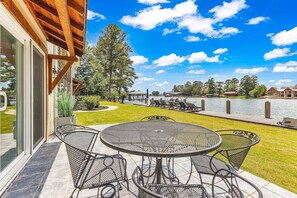 Outdoor dining - Big Isle - 5BR/3.5BA Lake Martin home with 2 living spaces! Sleeps 12! (Dadeville)