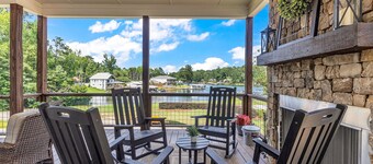 New! Wheelchair accessible 3BR/2BA cabin in Kowaliga Bay! Sleeps 10!