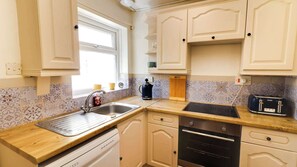 Wasserkocher mit Kaffee-/Teezubehör, Kühlschrank, Mikrowelle, Ofen