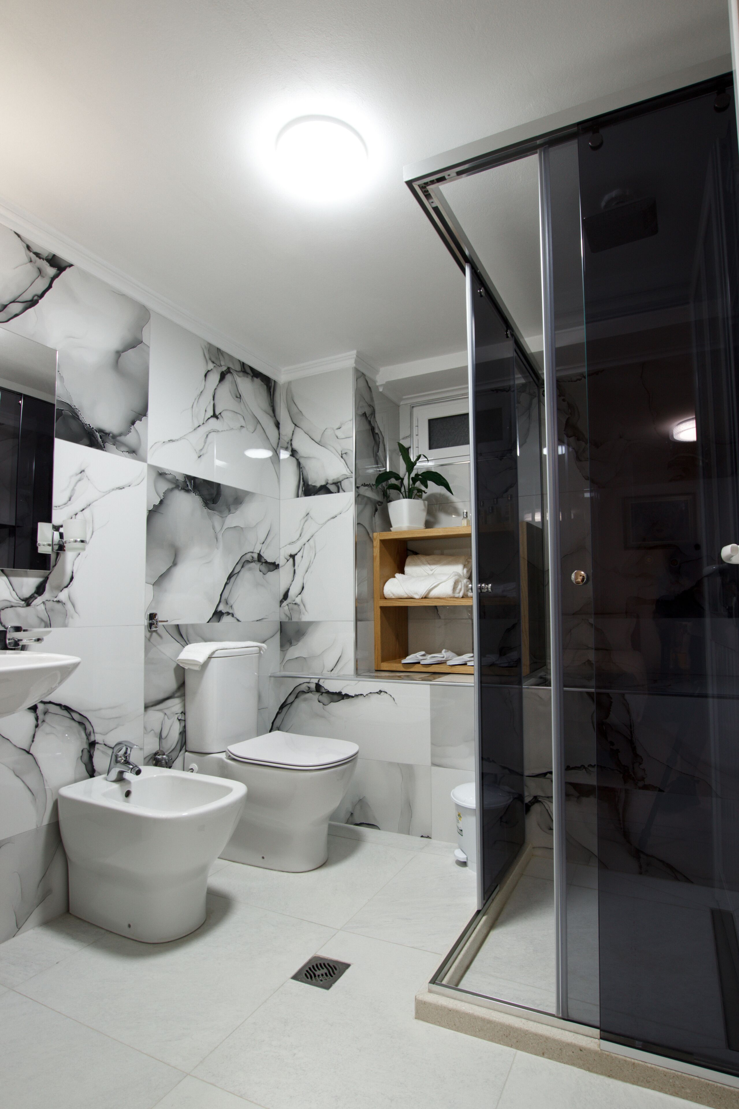 Een douche, een haardroger, een bidet, handdoeken