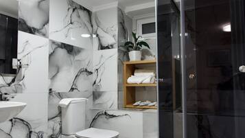 Een douche, een haardroger, een bidet, handdoeken