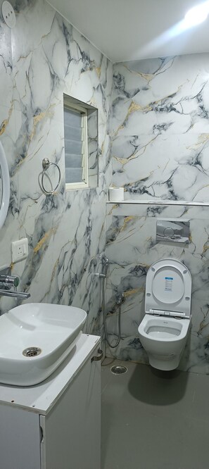 Deluxe Double Room, City View | Bathroom - STAYAURA BY ROH (Guwahati)