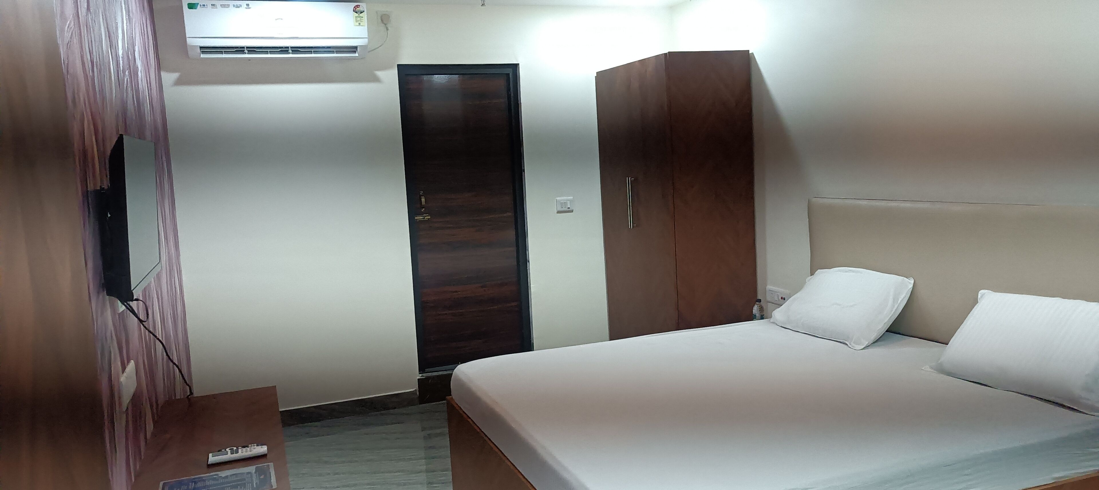 Desk, laptop workspace, free WiFi