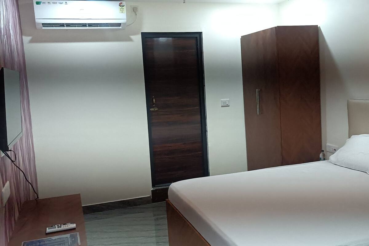 Deluxe Double Room, City View | Desk, laptop workspace, WiFi (free)