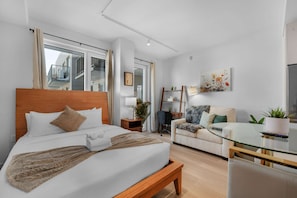 1 bedroom, iron/ironing board, WiFi, bed sheets - Chic Brooklyn Studio Steps to the G Train | Sleeps 3 (Brooklyn)
