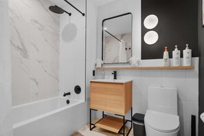 Shower, hair dryer, towels - Stylish Brooklyn Studio Near the G Train | Sleeps 3 (Brooklyn)