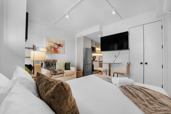 1 bedroom, iron/ironing board, WiFi, bed sheets - Stylish Brooklyn Studio Near the G Train | Sleeps 3 (Brooklyn)