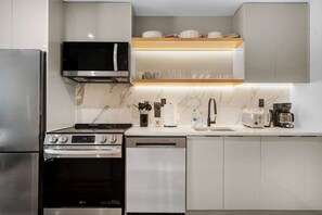 Coffee/tea maker, fridge, microwave, oven - Stylish Brooklyn Studio Near the G Train | Sleeps 3 (Brooklyn)