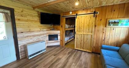 Marvelous 2-bedroom cabin with AC in Fort Kent- Trail Side-Kitchen