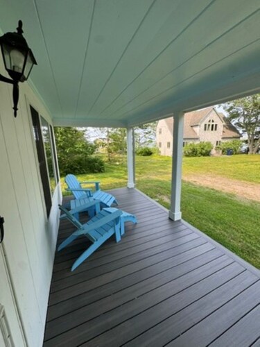 Delightful 3-bedroom cottage in charming Biddeford Pool/Fortunes Rocks Maine.