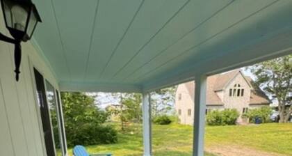 Delightful 3-bedroom cottage in charming Biddeford Pool/Fortunes Rocks Maine.