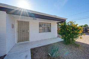 Apartment (2 Bedrooms) | Interior - Duplex w/ Pet-friendly Yard, 5 Mi to Dtwn Phoenix! (Phoenix)