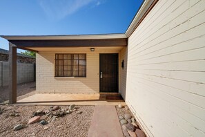 Apartment (2 Bedrooms) | Interior - Duplex w/ Pet-friendly Yard, 5 Mi to Dtwn Phoenix! (Phoenix)