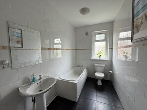 Badewanne und Dusche (separat), kostenlose Toilettenartikel