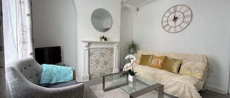Maison Confort | Coin séjour | TV connectée