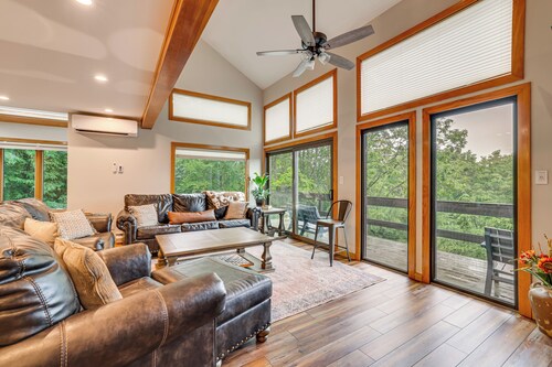 1/2 Mi to Camelback Slopes! Resort-style Townhome