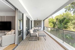Apartemen Deluks, balkon, pemandangan pantai | Teras/patio