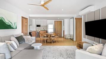Apartamento Deluxe, balcón, vistas a la playa | Zona de estar