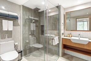 Apartamento Deluxe, balcón, vistas a la playa | Baño | Zapatillas y toallas