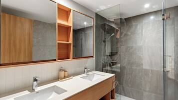 Deluxe-Apartment, Balkon, Strandblick | Badezimmer
