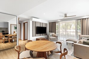 Apartamento Deluxe, balcón, vistas a la playa | Restauración