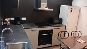 Coffee/tea maker, fridge, microwave, oven
